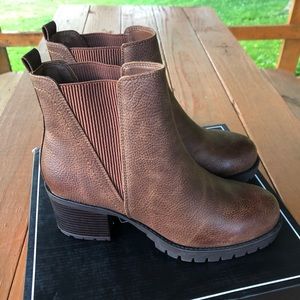 Mia Jody Ribbed Block Heel Chelsea Boot 